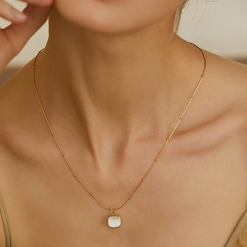 NEW Eliza Square Mother of Pearl Pendant Gold Tone Necklace & Gift Box